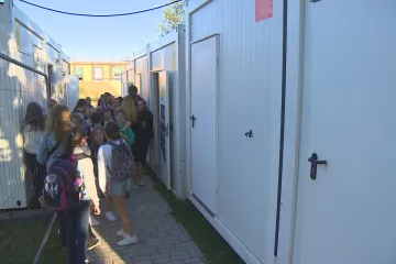 Žáci usedli do lavic ve stavebních kontejnerech i na bývalé jezuitské koleji