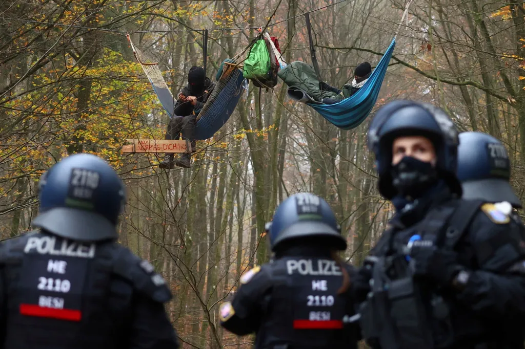 Aktivisté blokují v Německu výstavbu dálnice A49 v lese Dannenroeder