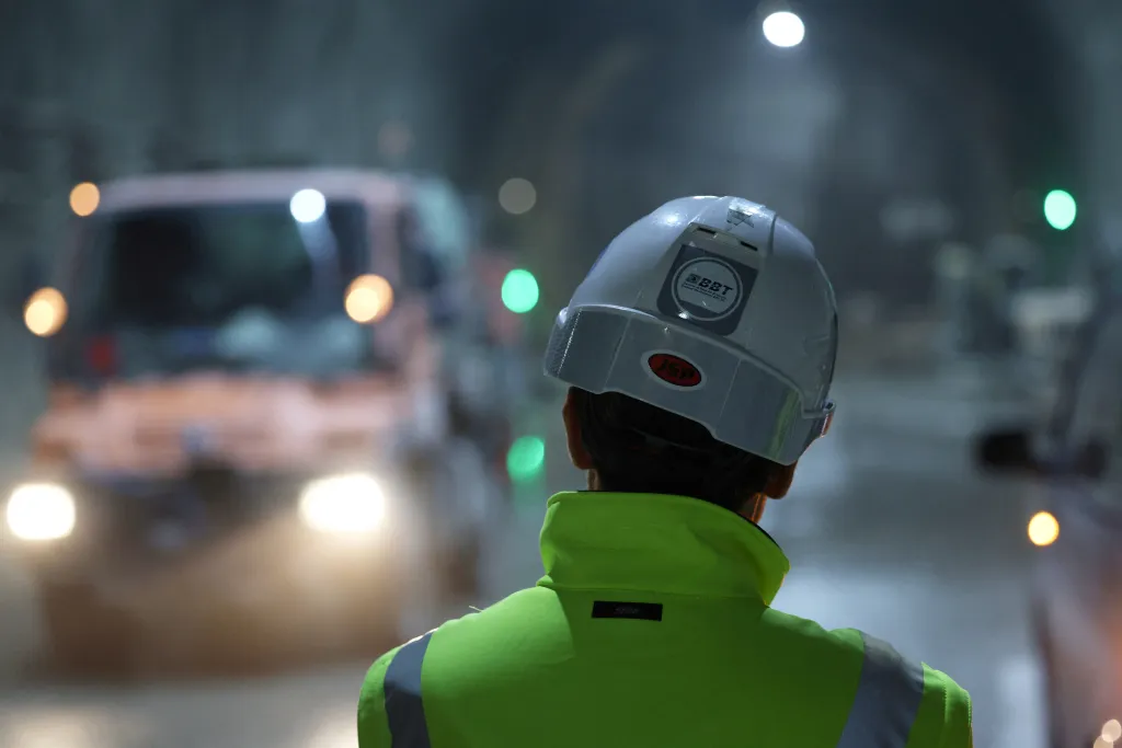 V oblasti ražby tunelu se pracuje nepřetržitě ve třech směnách po osmi hodinách. Betonářské práce se naopak provádějí během dne ve dvou směnách