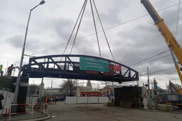 Dělníci demontovali železniční most u pražského Výstaviště. Skončí v muzeu