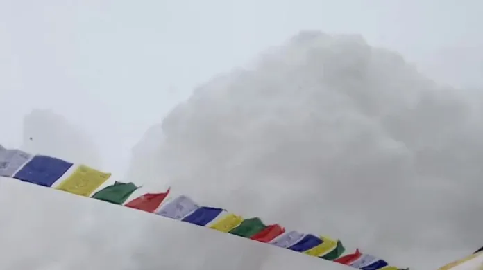 Lavina řítící se na základní tábor pod Mount Everestem