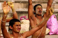 Kokos a měsíc chrání indické rybáře během plavby. Hinduisté slavili svátek Narali Purnima