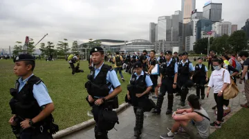 Policie hlídkuje den po násilnostech v Hongkongu