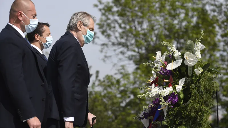 Prezident Miloš Zeman u památníku na pražském Vítkově