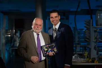 Operace budou velmi brzy provádět maličké stroje, věří držitel Nobelovy ceny za chemii