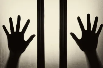 Kvůli zákazům hrozí nárůst domácího násilí. Policie v posledních letech nařídila přes 15 tisíc vykázání