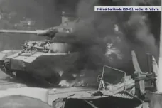 Hořící tank z filmu Němá barikáda měl předlohu. Stroj zničil pancéřovou pěstí dvaadvacetiletý mladík