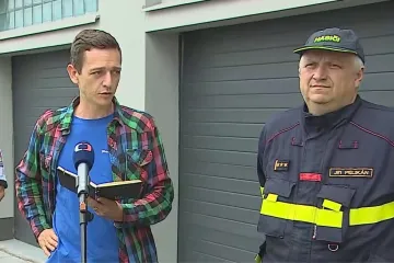 Bez plynu či elektřiny jsou v tornádem postižených obcích stále desítky domácností. Zůstávají policisté, hasiči i vojáci 