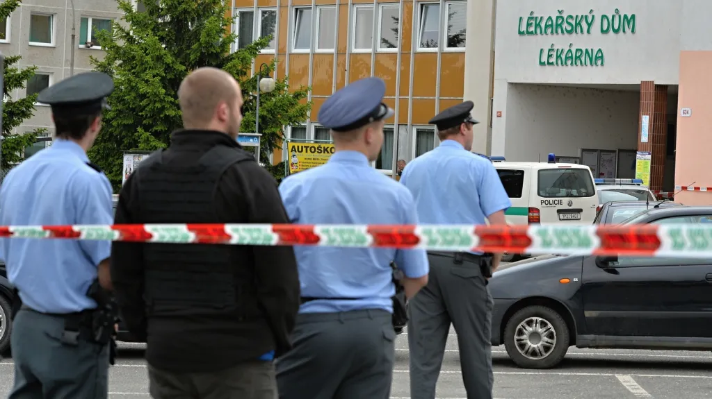 Policie u městského domu v Horní Bříze, kde došlo k ubodání knihovnice