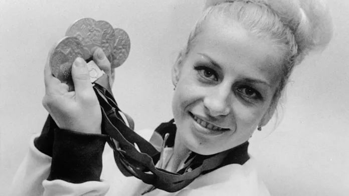 Věra Čáslavská s olympijskými medailemi v roce 1968