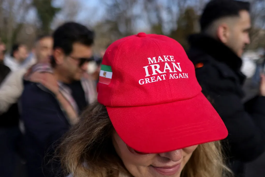 Íránská žena na demonstraci v rumunské Bukurešti, 1. 3. 2026