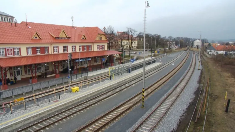 Zrekonstruované nádraží v Uherském Brodě pro křížení tří vlaků nestačí