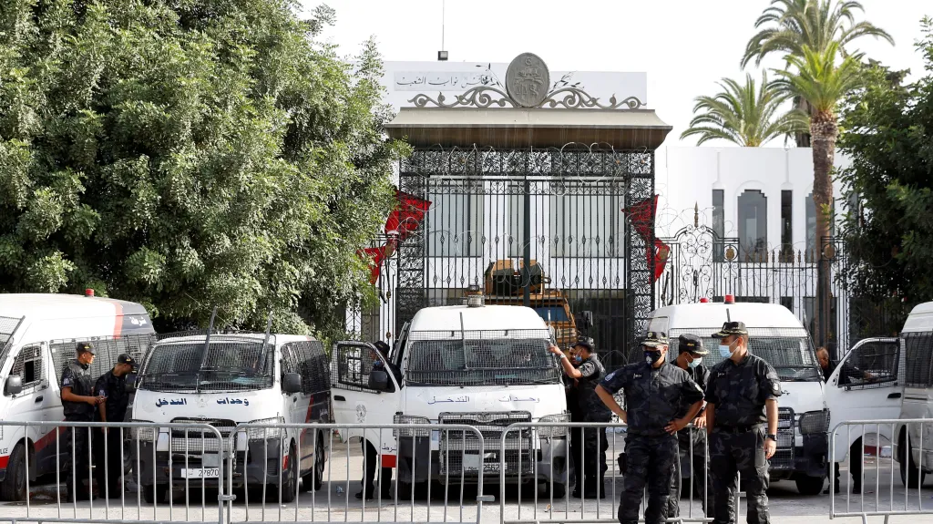 Policisté před tuniským parlamentem