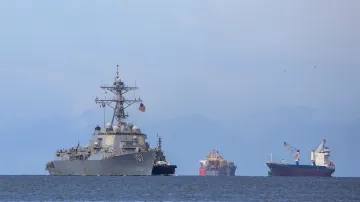 Americký torpédoborec USS Gravely během cvičení s ozbrojenými silami Trinidadu a Tobaga