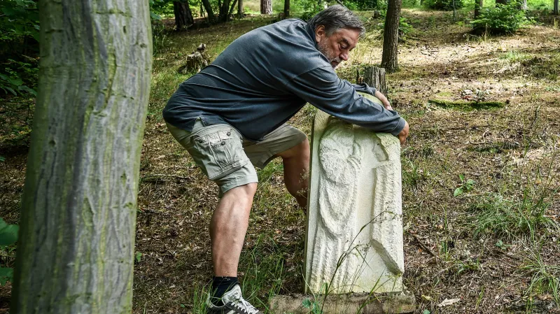 Autor křížové cesty Luděk Vele odstraňuje své dílo