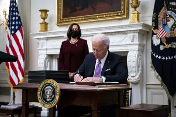 USA otáčí v přístupu k pandemii. Biden nařídil roušky, posiluje testování a chce rychlejší vakcinaci