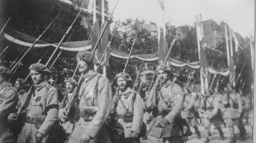 Vojenská přehlídka 22. pluku československé pěchoty u příležitosti oslav 14. července 1918 v Paříži.
