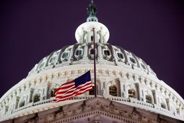 Senát USA schválil republikánský rozpočtový rámec zaměřený na daňové škrty