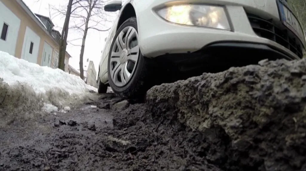 Některé silnice v Karlovarském kraji by potřebovaly opravu