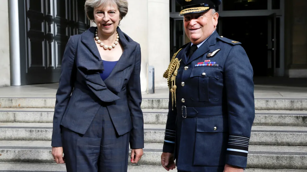 Budoucí předseda Vojenského výboru NATO Stuart Peach je zatím náčelníkem britského vrchního štábu. Na snímku s premiérkou Mayovou