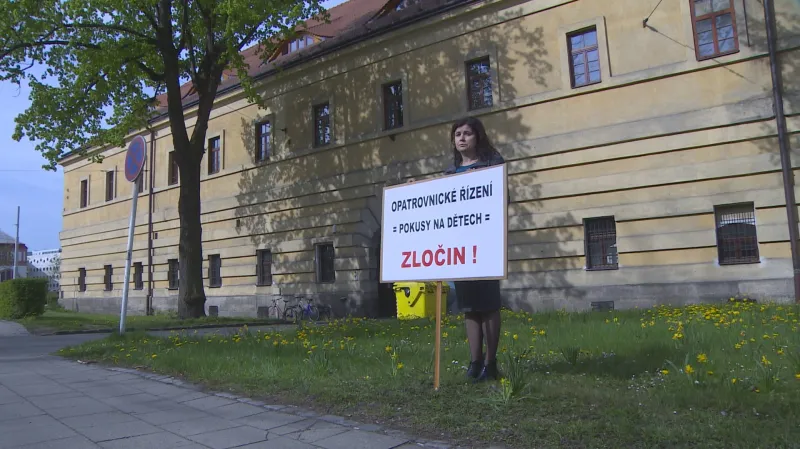 Monika Catalá protestuje před soudem kvůli dceři, kterou otec odvezl do Španělska