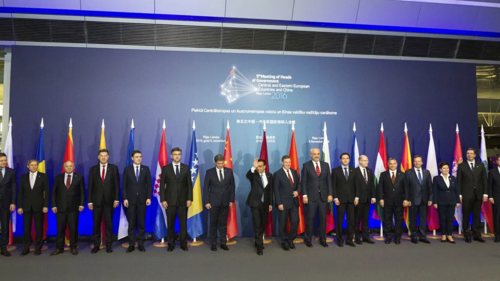 Účastníci summitu 16+1 v Rize