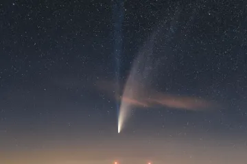 NASA znovu zaujal snímek komety Neowise od českého fotografa. Ukázal v ní uzliny ionizovaného plynu
