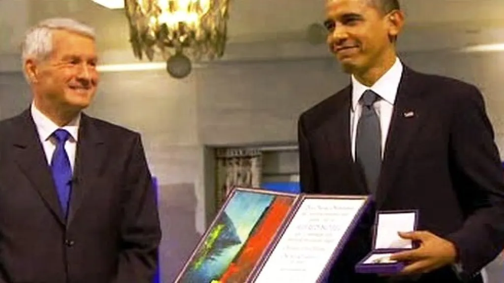 Barack Obama přebírá Nobelovu cenu míru