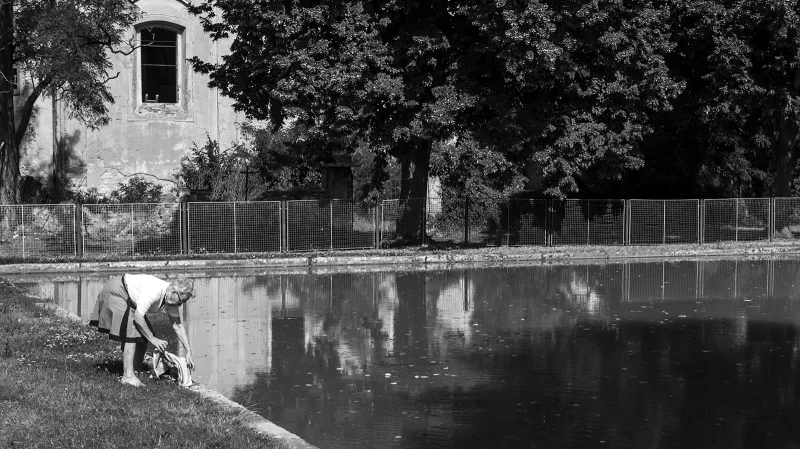 Jediná osoba, která se během dopoledne na návsi objevila, byla soudkyně ve výslužbě. Jak náhle se objevila, tak i zmizela