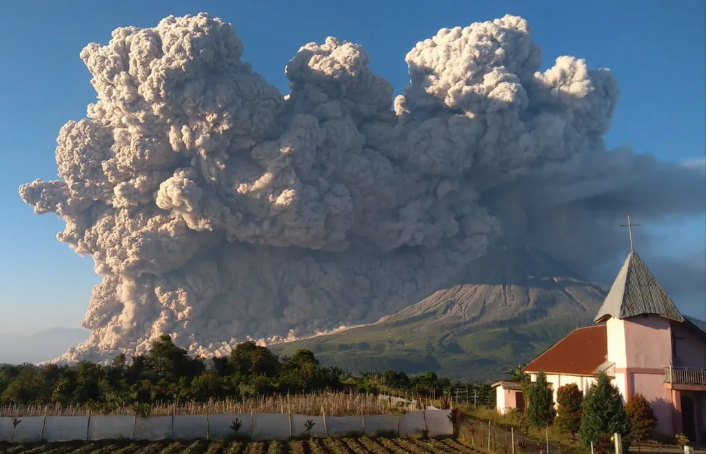 Indonéská sopka Mount Sinabung chrlí horký popel do výšky pěti kilometrů