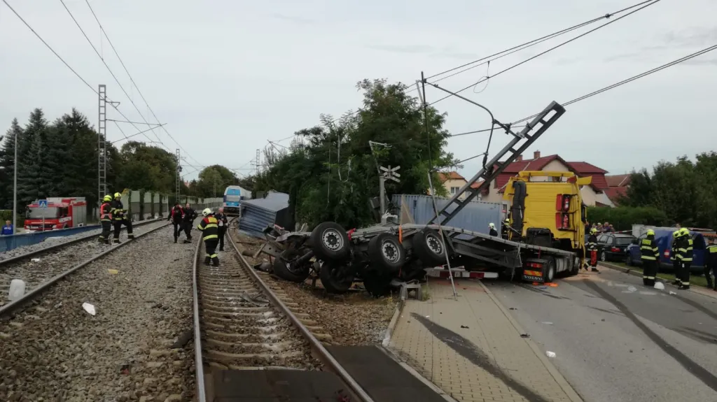 V Uhříněvsi se kamion srazil s vlakem