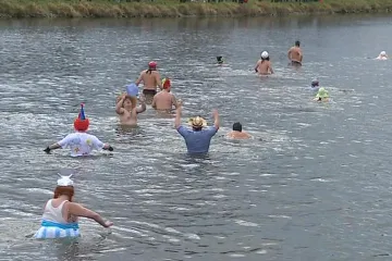 Otužilci se se starým rokem rozloučili stylově