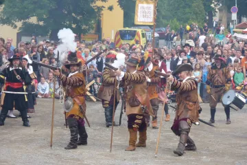 AVÍZO: Bitva o zámek Mníšek a Alotria v pátek 5. července