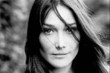 Carla Bruni-Sarkozyová zpívá v televizi