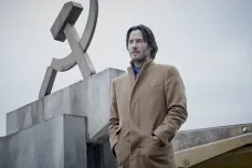 Keanu Reeves musí vydržet pěknou sibérii, zahřeje ho láska
