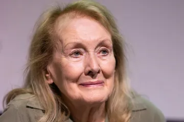 Zachránit něco z času, v němž už nikdy nebudeme. Annie Ernauxová obdržela Nobelovu cenu za literaturu