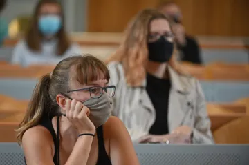 Na vysokých školách v Česku vzrostl počet studentů, přibylo i cizinců