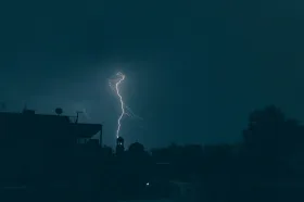 Silné bouřky hrozí i v neděli