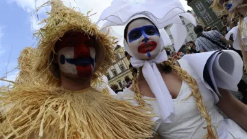 Průvod masek zakončil festival Divadelní svět