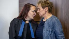 Irena Stejskalová (vpravo) u soudu