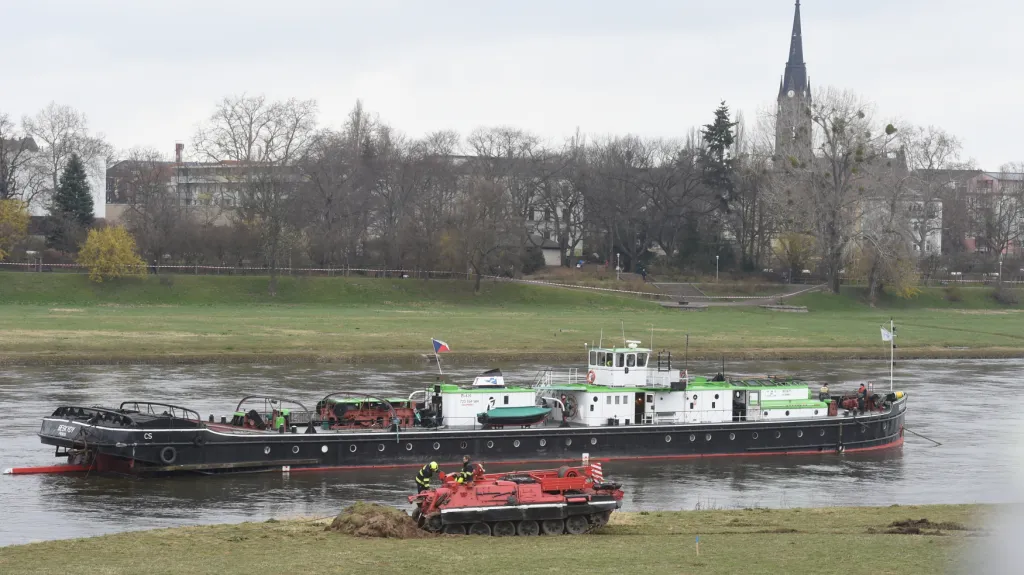 Remorkér Beskydy připlul do Drážďan, aby zachránil loď Albis