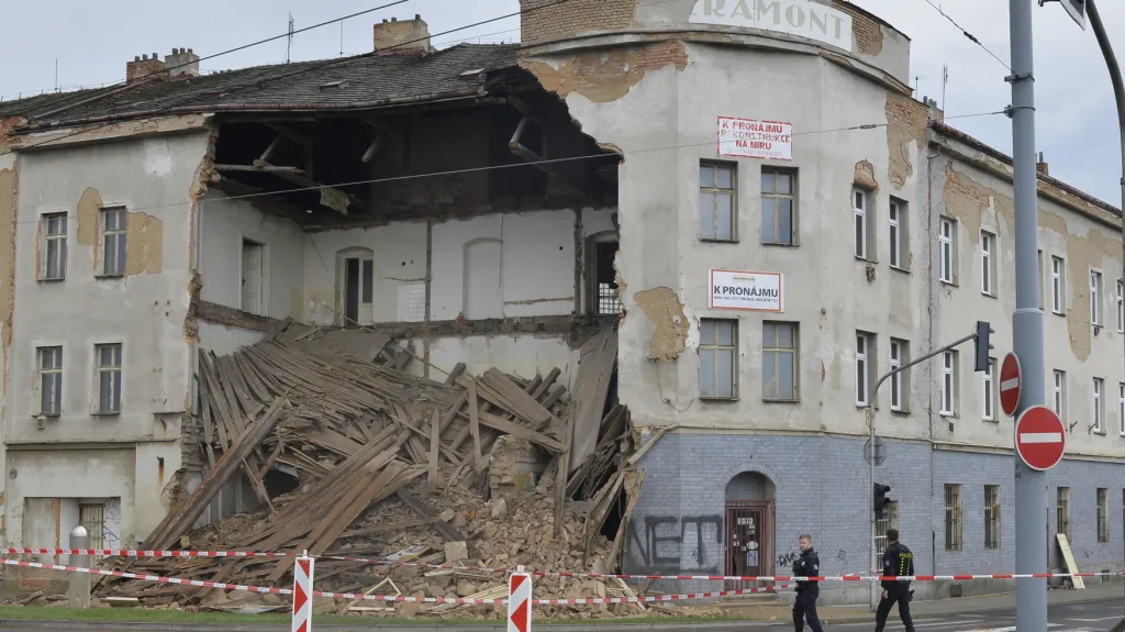 V Plzni u hlavního vlakového nádraží se zřítila část neobydleného domu