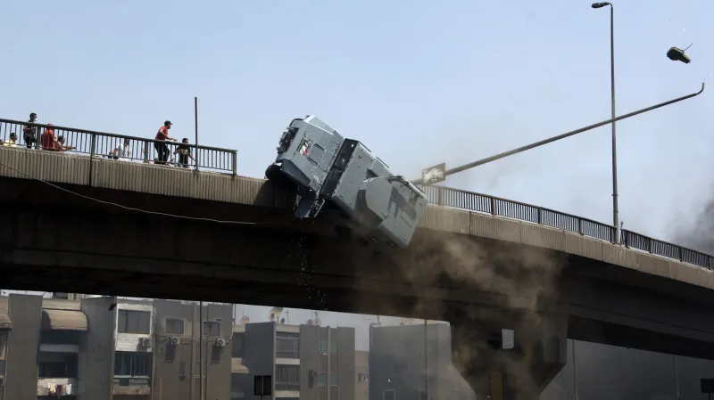 Protestující vytlačili policejní auto z mostu