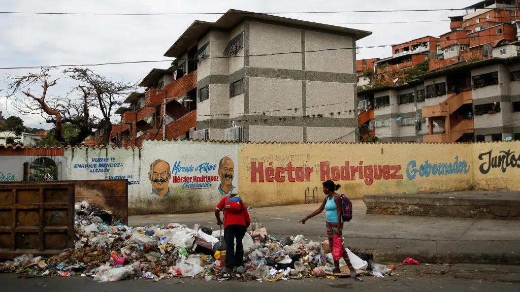 Obyvatelé v Caracasu se probírají odpadky