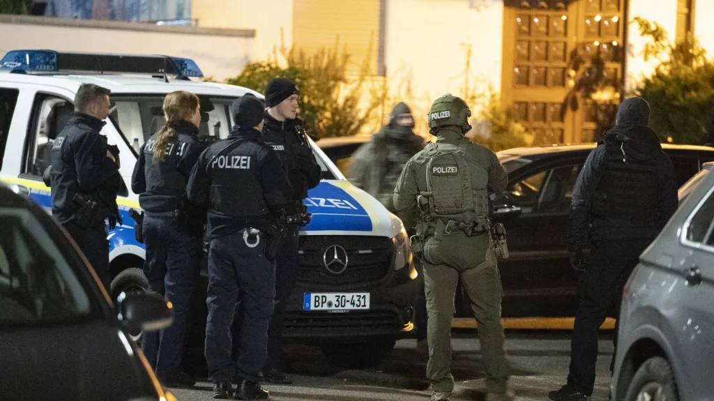 Policie nedaleko místa střelby v německém Hanau