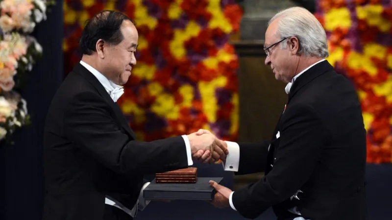 Mo Jen přebírá Nobelovu cenu