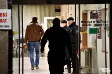 Soud poslal do vazby muže, který ve vinohradské nemocnici postřelil dva pacienty