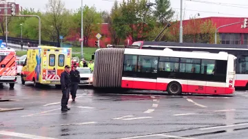 Nehoda tramvaje s autobusem v Modřanech