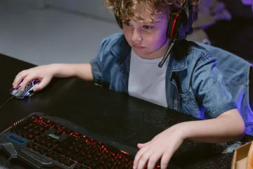 Videohry pomáhají chlapcům překonat osamělost, u dívek to nefunguje, ukázala studie