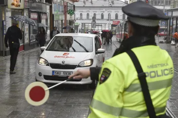 Centrem Brna mohou projíždět tisíce aut. Chodci v pěší zóně mezi nimi kličkují
